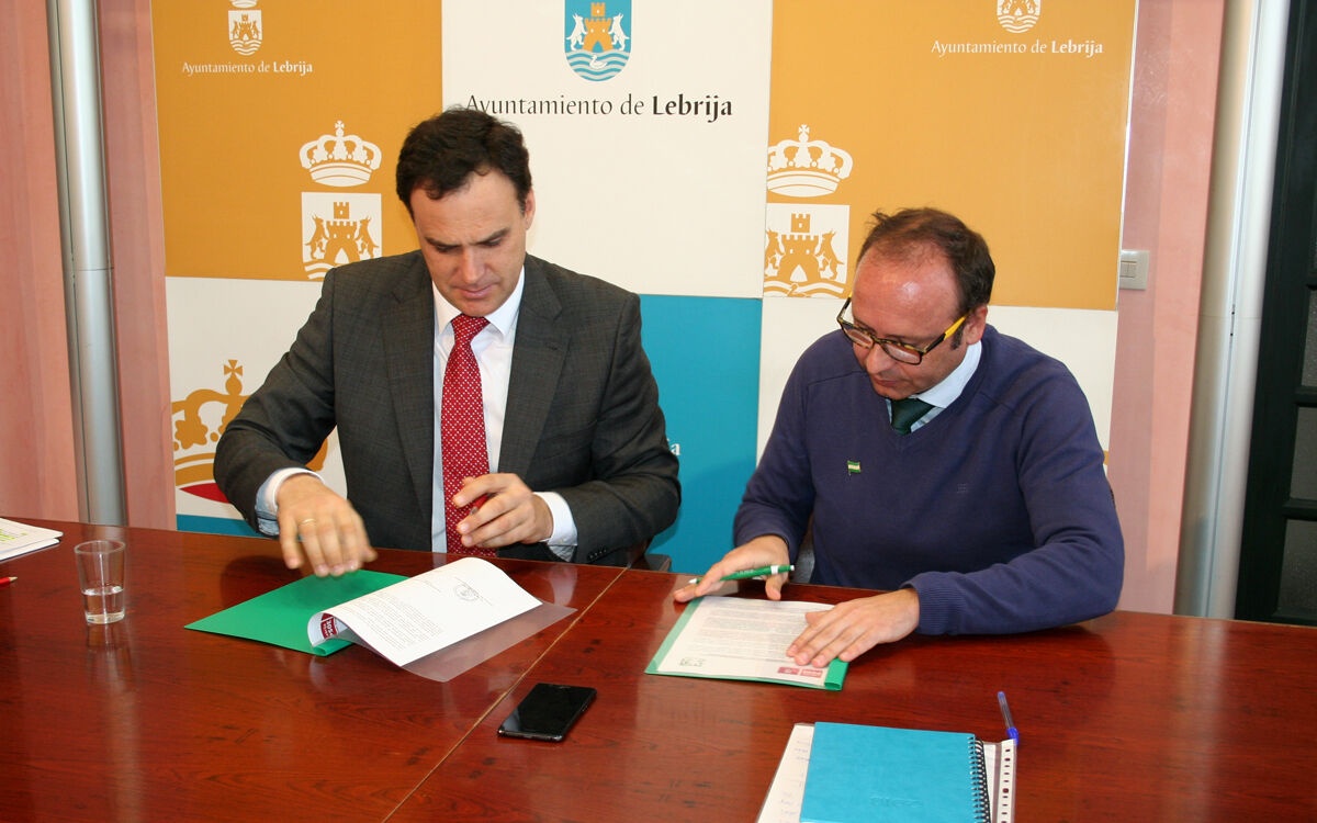 El Alcalde, Pepe Barroso, y el portavoz del PA, Francisco José Cuéllar, durante la firma del acuerdo. / Gabinete de Prensa. Ayto. Lebrija