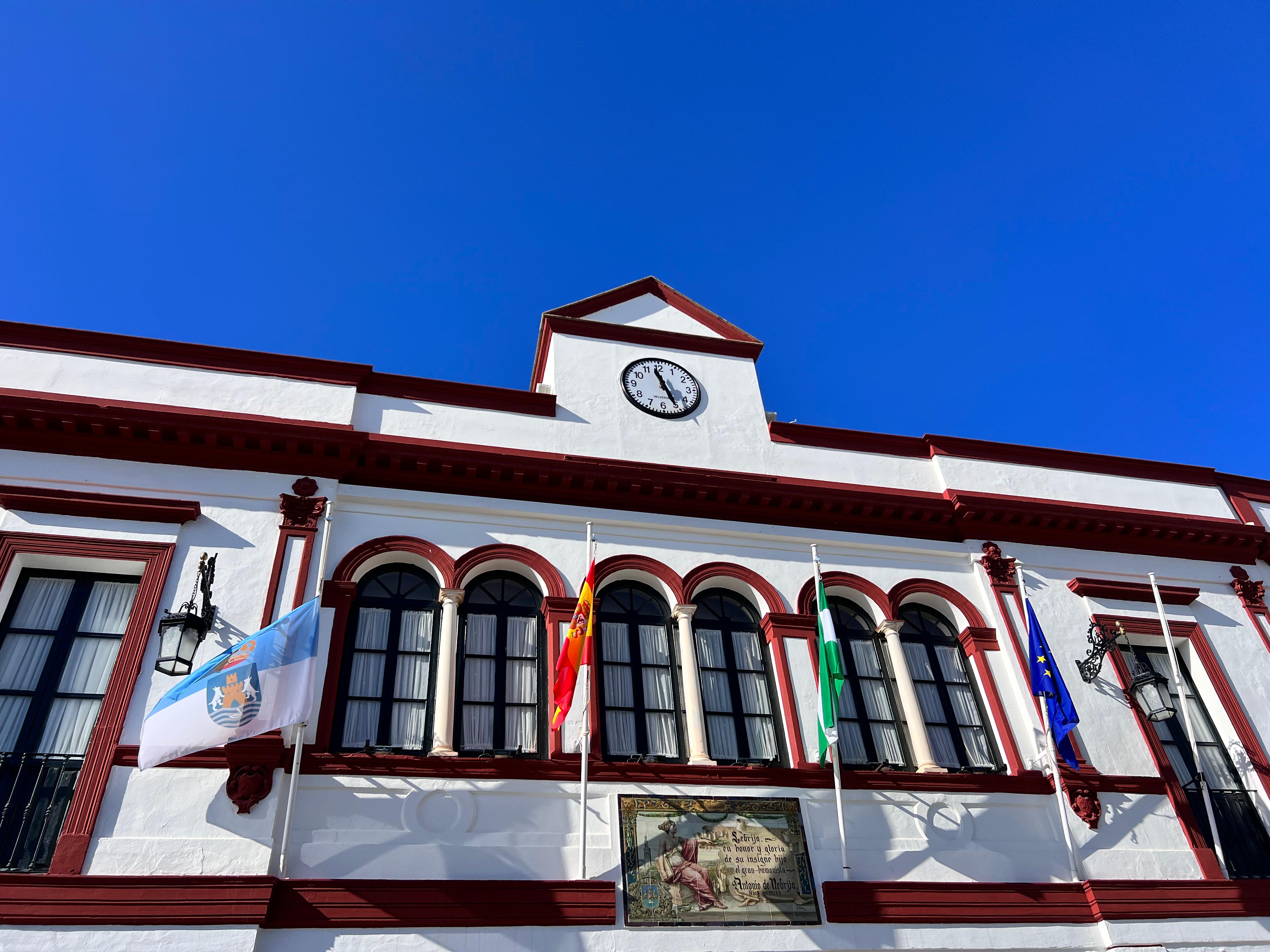 Bandera de Lebrija media asta