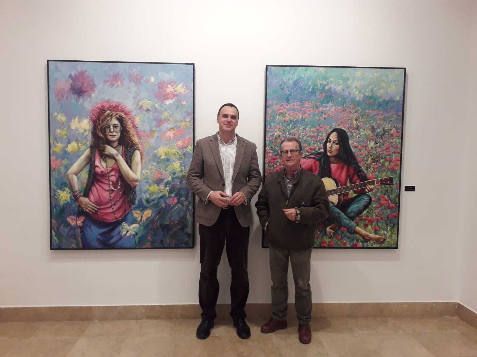 El Alcalde visita la exposición de Paco Moreno (3)