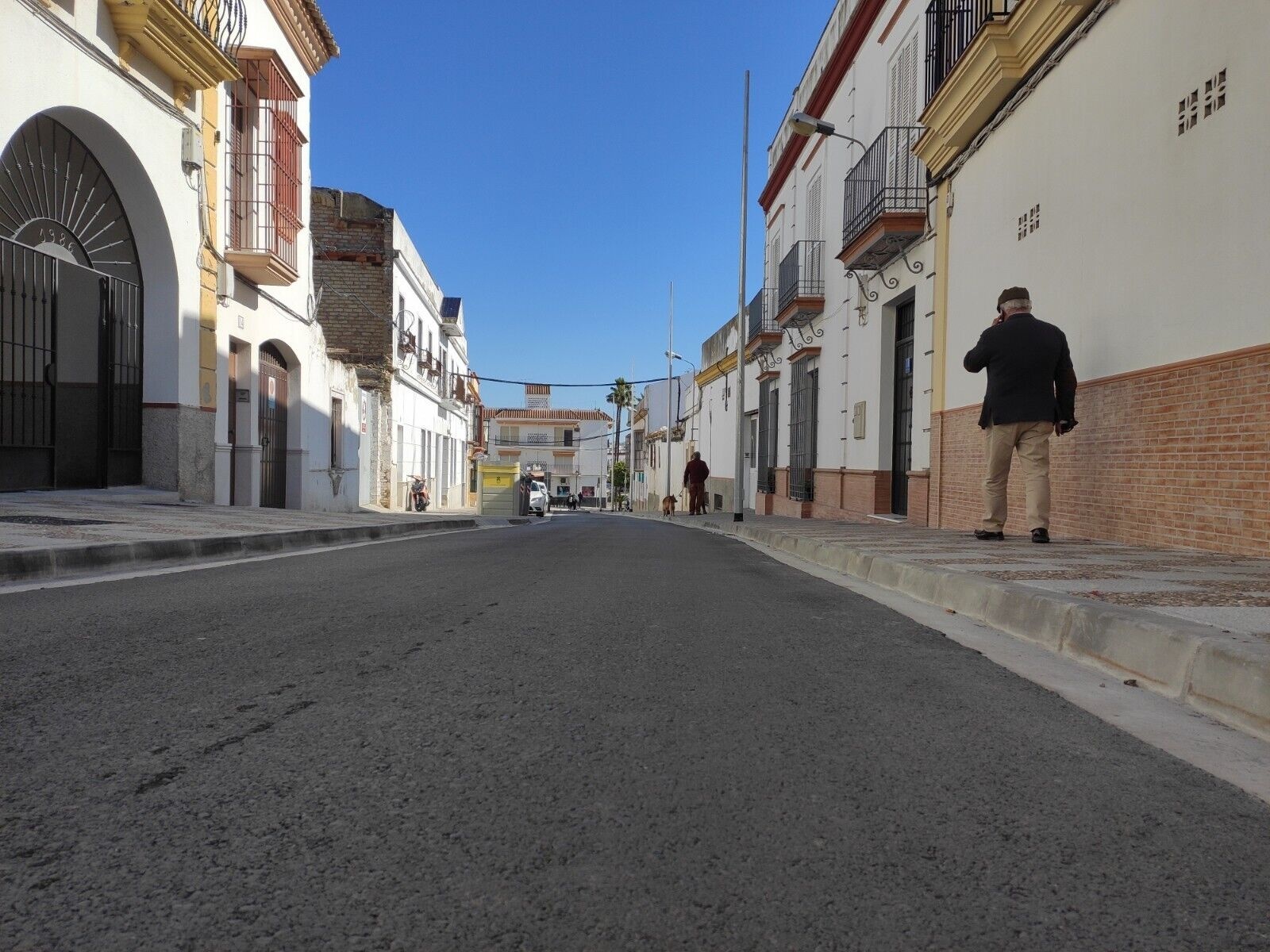 El alcalde y el subdelegado visitan las obras ejecutadas en calle Sanlúcar (1)
