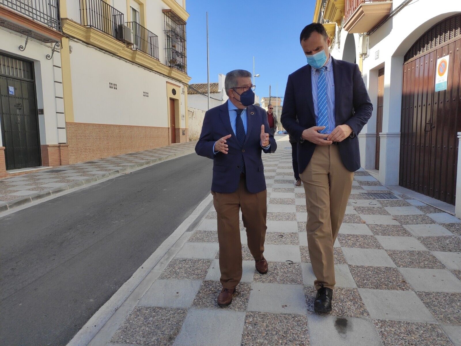 El alcalde y el subdelegado visitan las obras ejecutadas en calle Sanlúcar (2)