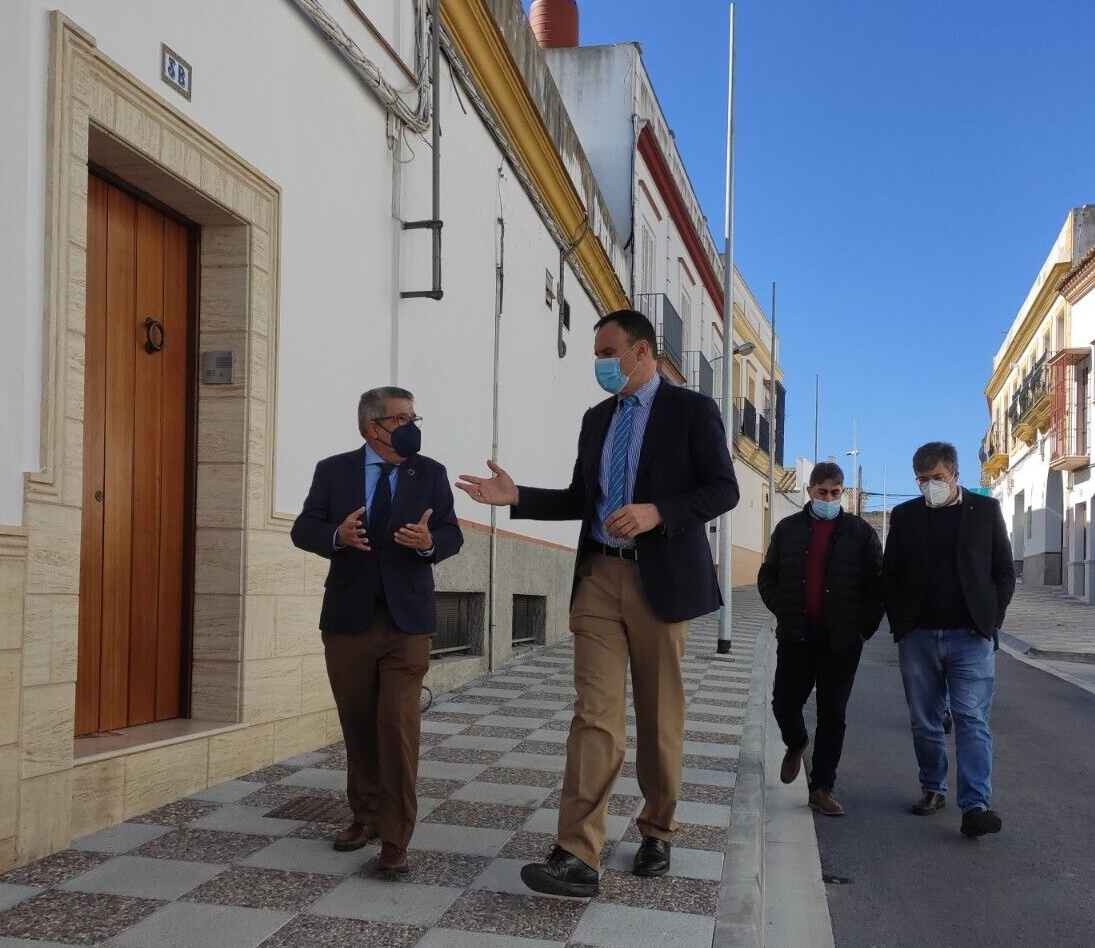 El alcalde y el subdelegado visitan las obras ejecutadas en calle Sanlúcar (3)
