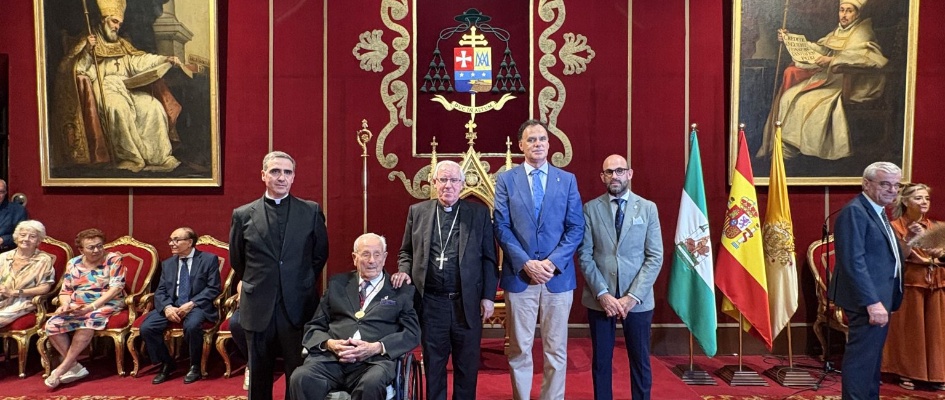 El-lebrijano-Francisco-Garcia-recibe-la-medalla-Pro-Ecclesia-Hispalense-4-1536x1152