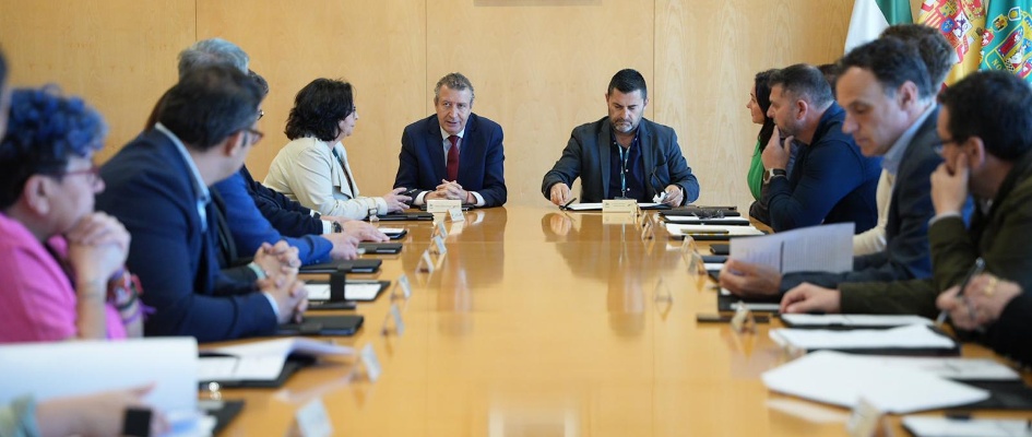 Mesa de reunión de Diputación, UPTA, alcaldes y taxistas (2)