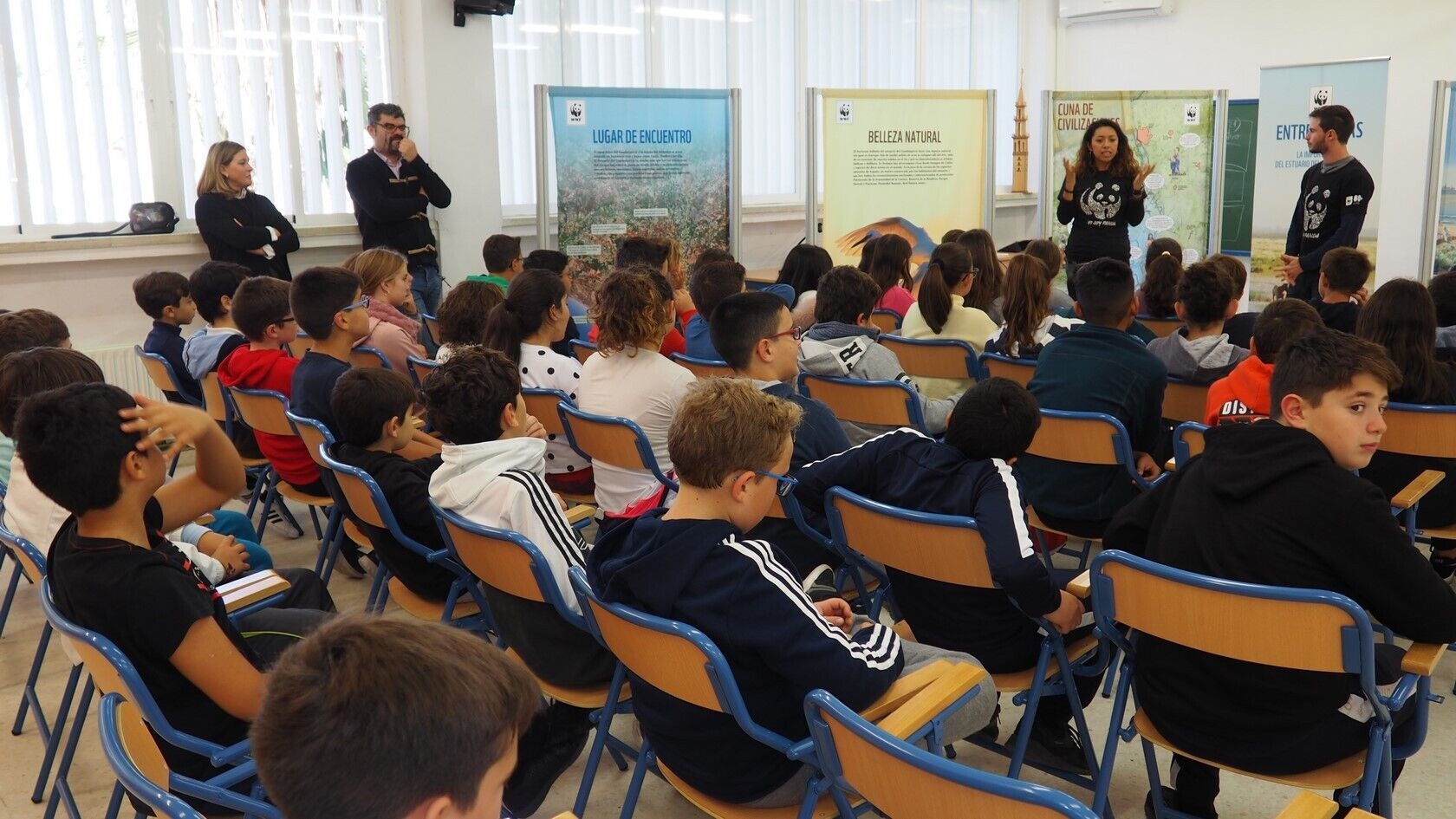 Un centenar de alumnos y alumnas del CEIP Elio Antonio reciben a la ONG WWF (3)