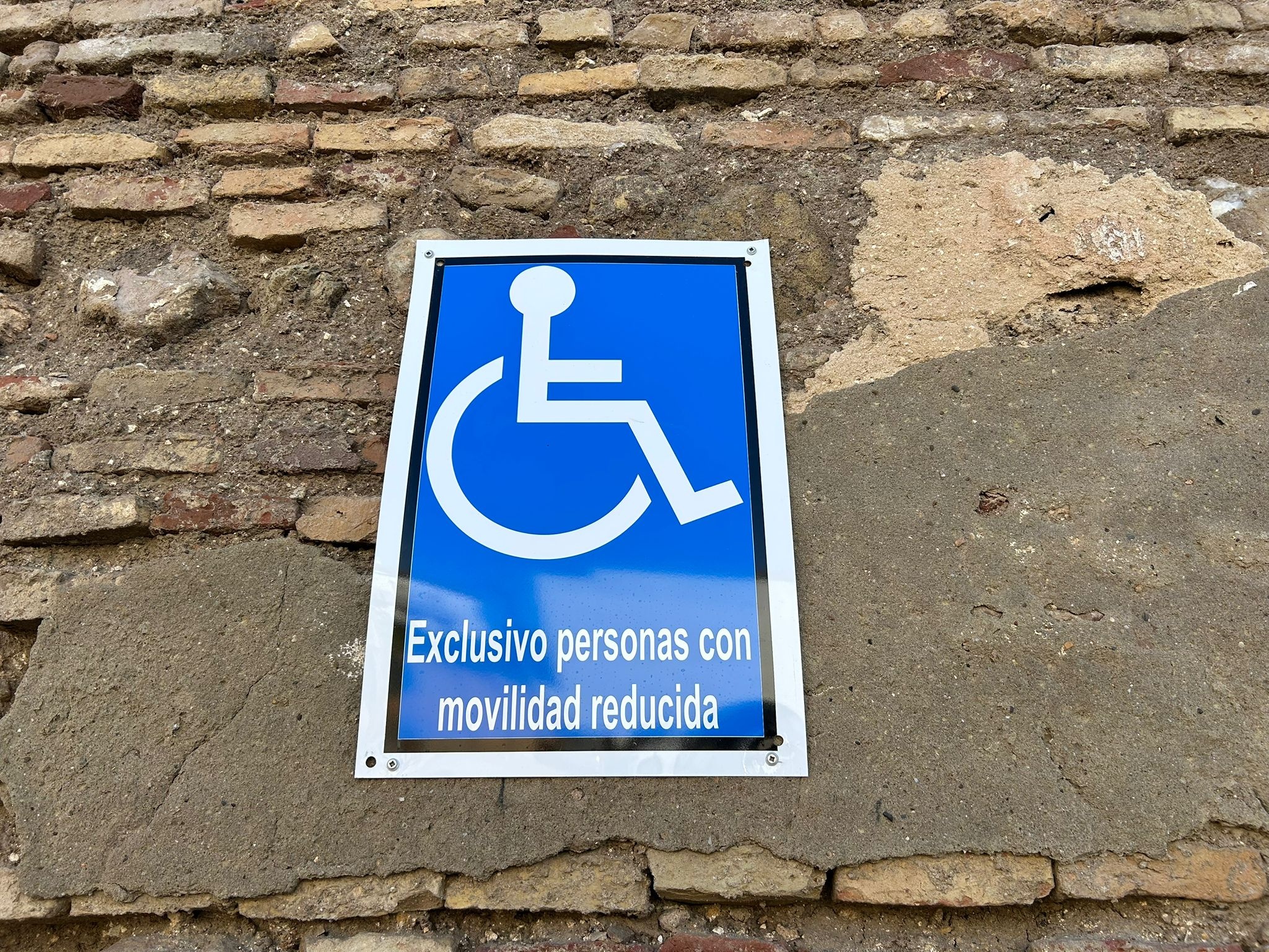 Zona aparcamiento movilidad reducida - marzo26 (2)