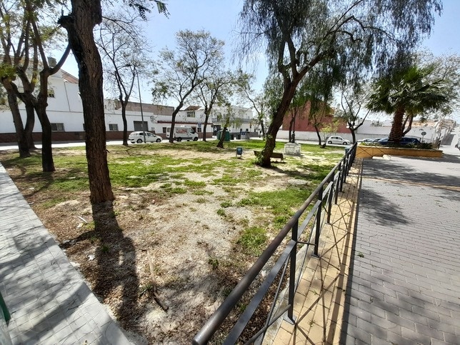 Zona verde calle Blanca Paloma (1)