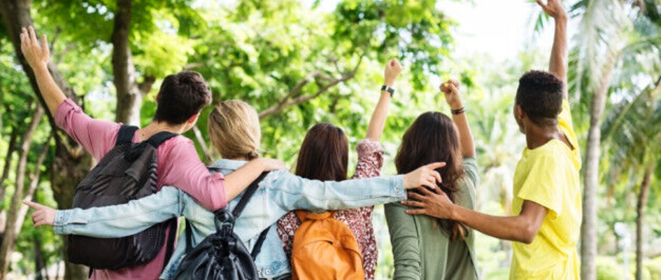 jovenes-amigos-parque_53876-46877